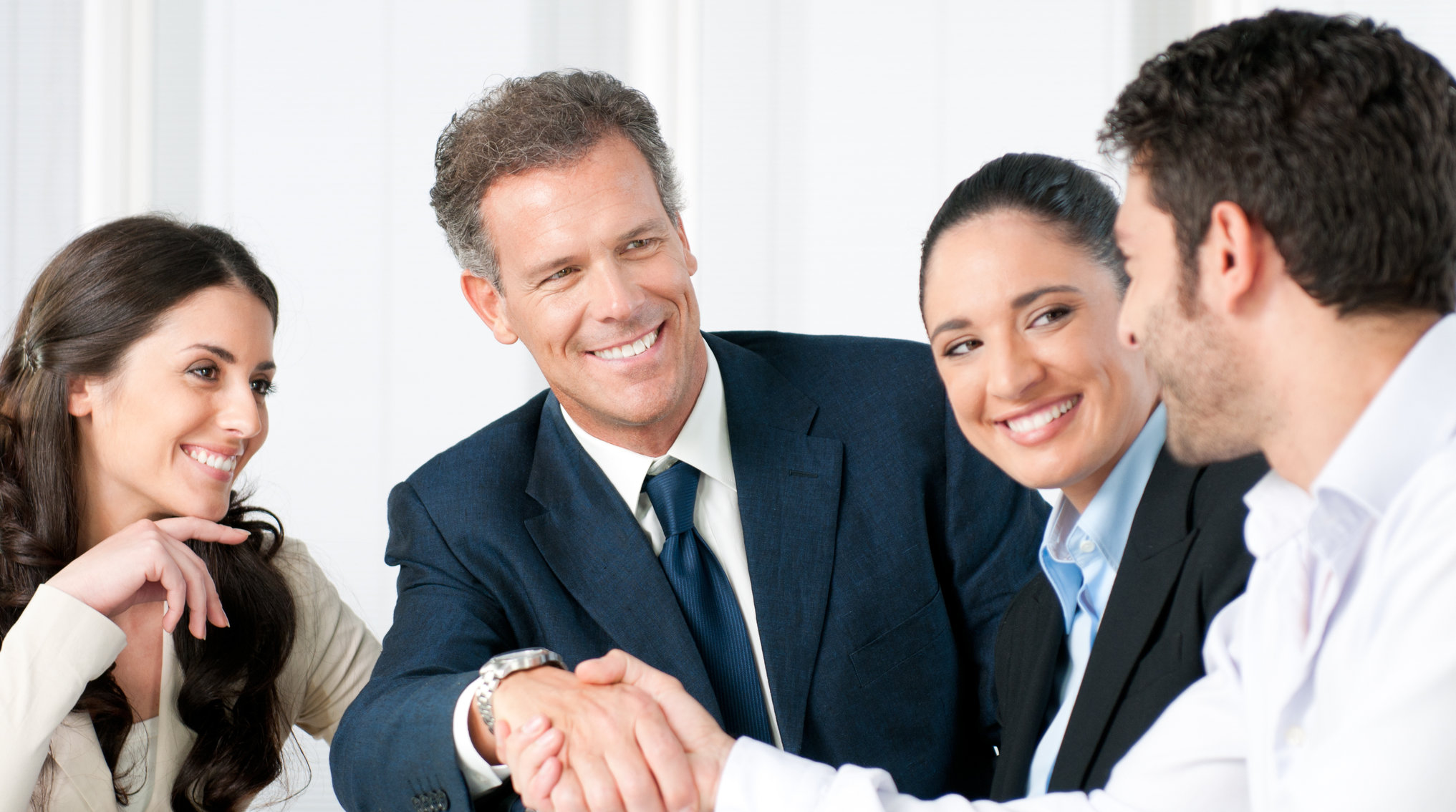 Трио в постели. Семья мужчина и женщина. Счастливая женщина с семьей. Счастливые мужчина и женщина. Семейная пара в постели.